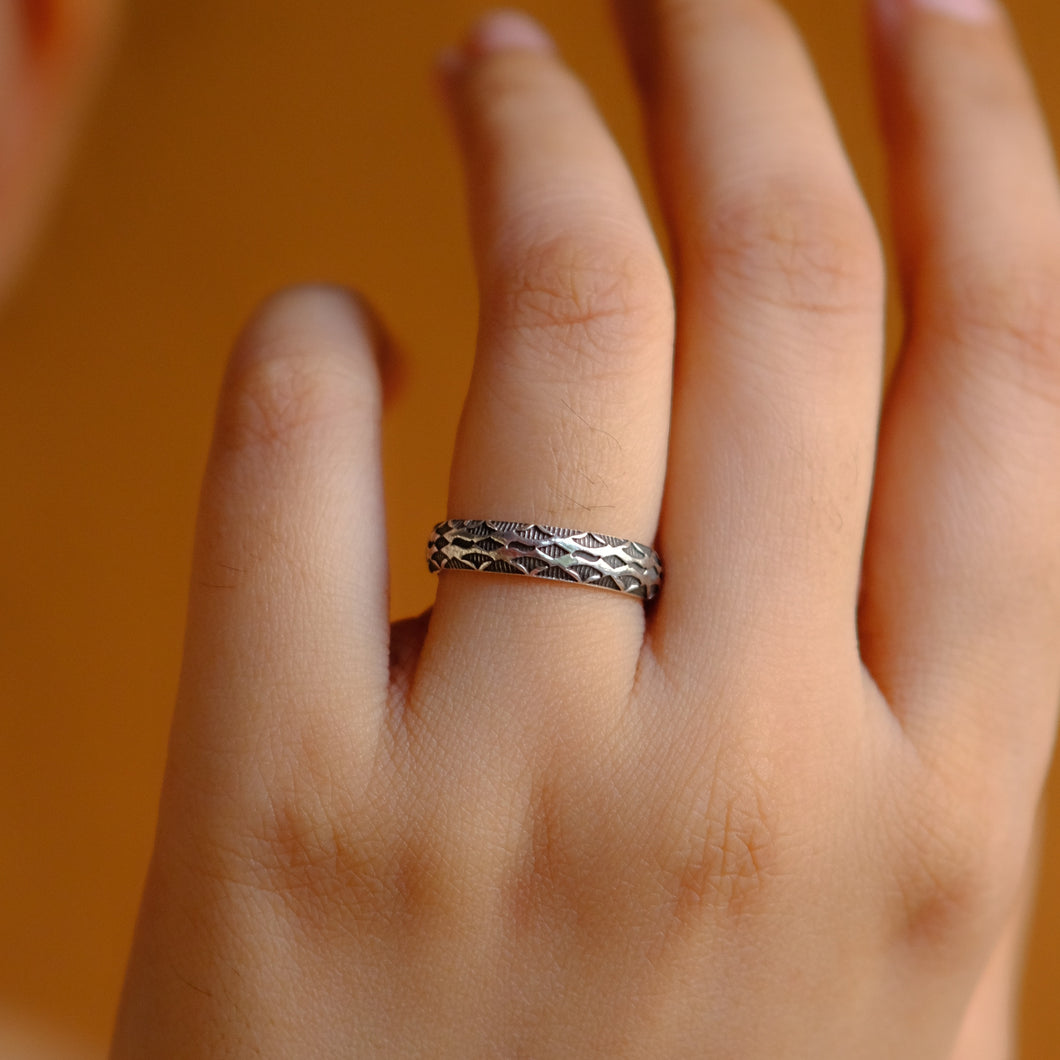 Criss cross band ring