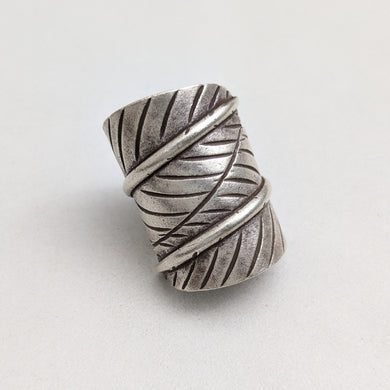 Wrap around leaf ring