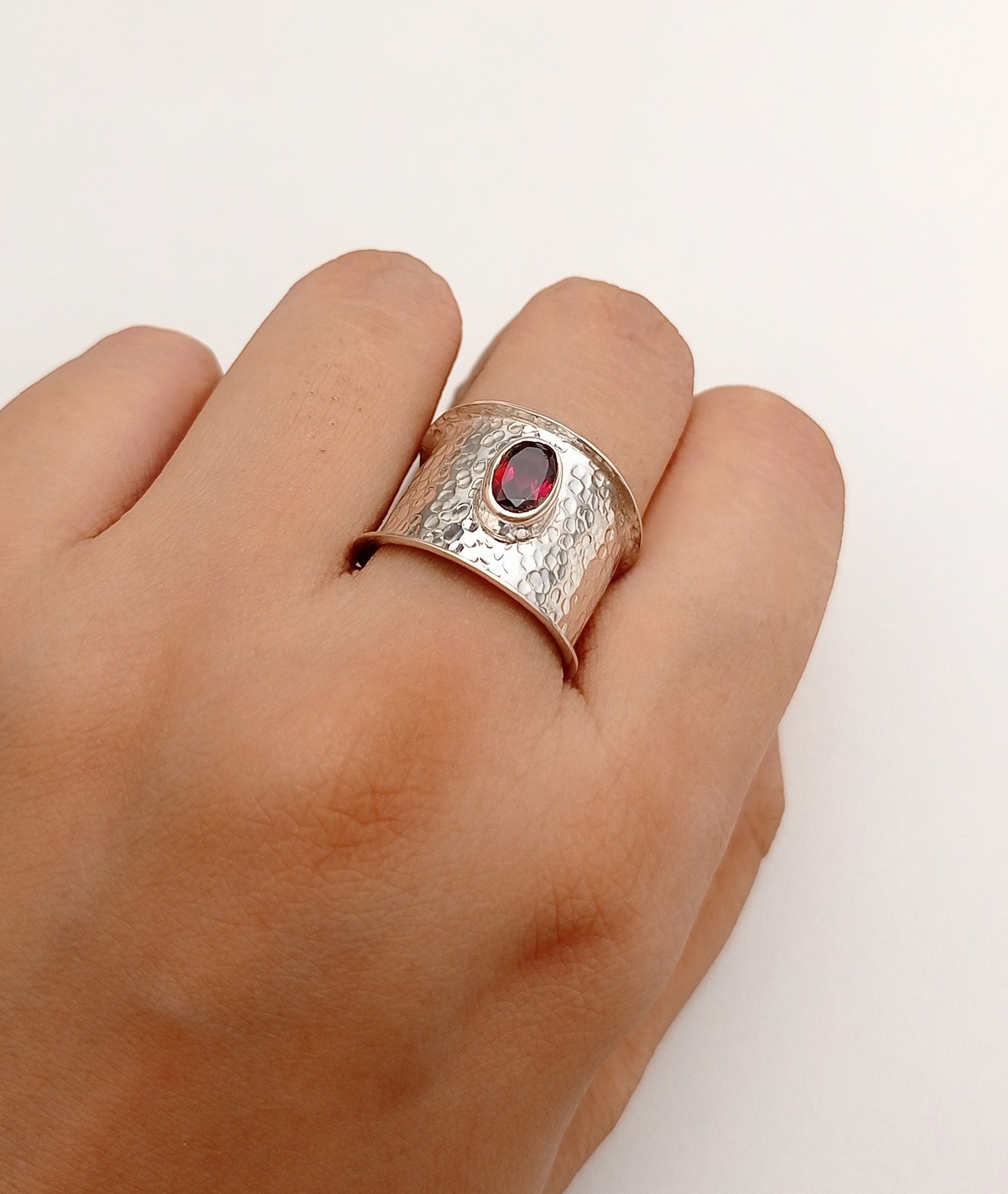 KUNDLI GEMS Gomed/Garnet Stone Ring Natural 7.25 ratti Stone Certified  Astrological For Unisex Stone Garnet Silver Plated Ring Price in India -  Buy KUNDLI GEMS Gomed/Garnet Stone Ring Natural 7.25 ratti Stone